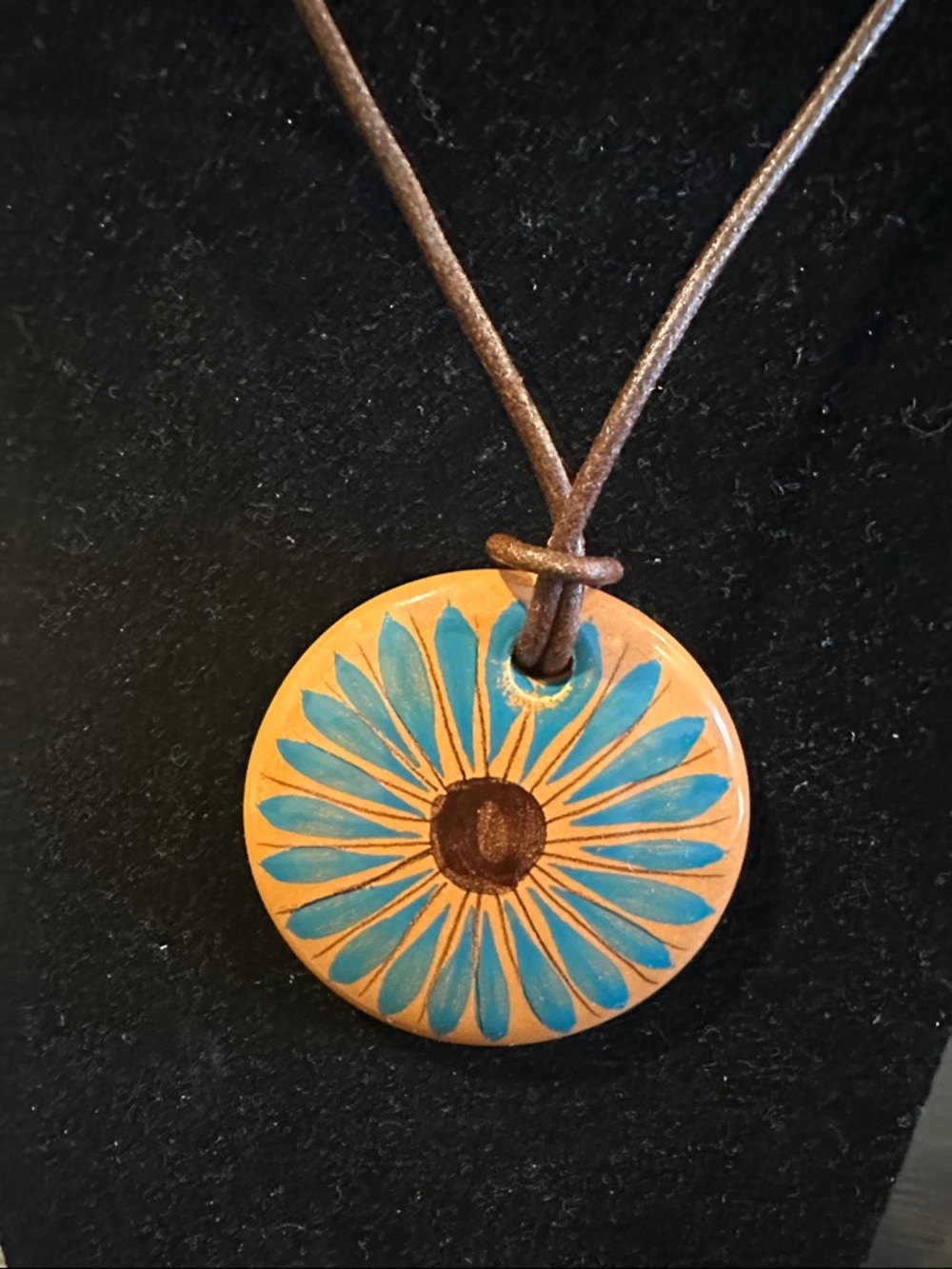 Vintage Henriot Quimper Hand‑Painted Pendant – Terracotta Blue Daisy – Signed - Picture 5 of 5